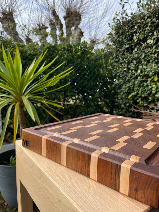 Billot en noyer ancien & hêtre massif – avec rigole à jus